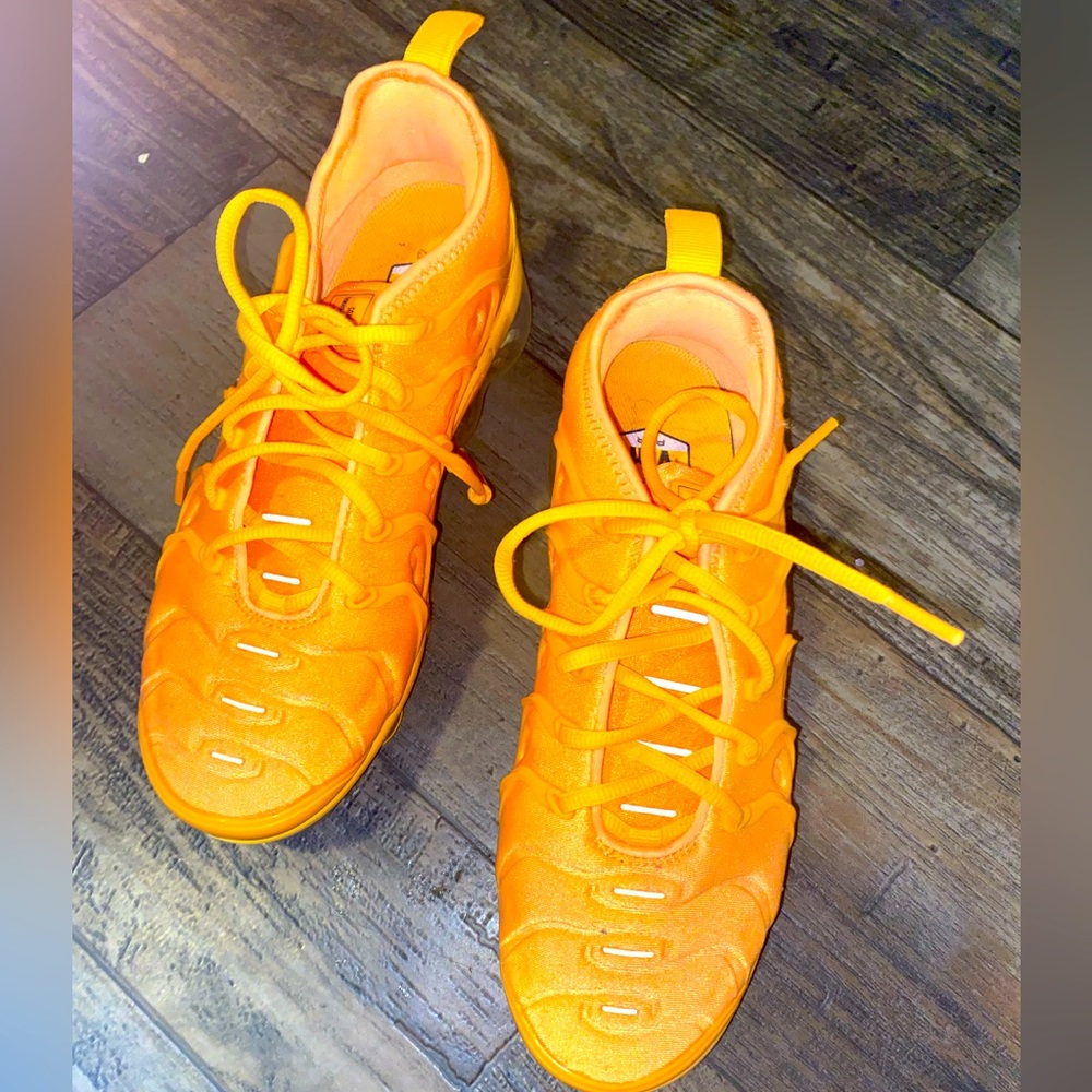 Women’s vapor Max Size 7.5 IS Golden Orange